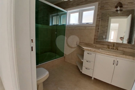 Casa à venda com 4 quartos, sendo 2 suítes, no condomínio Flamboyant, Atibaia - SP