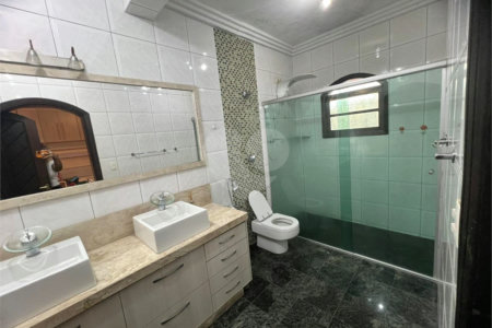 Sobrado à venda ou para alugar com 3 quartos, sendo 2 suítes,  em Arujázinho Iv, Arujá, SP