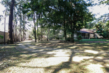 Casa à venda com 5 quartos, sendo 3 suítes, no condomínio Chácara Flora, São Paulo - SP