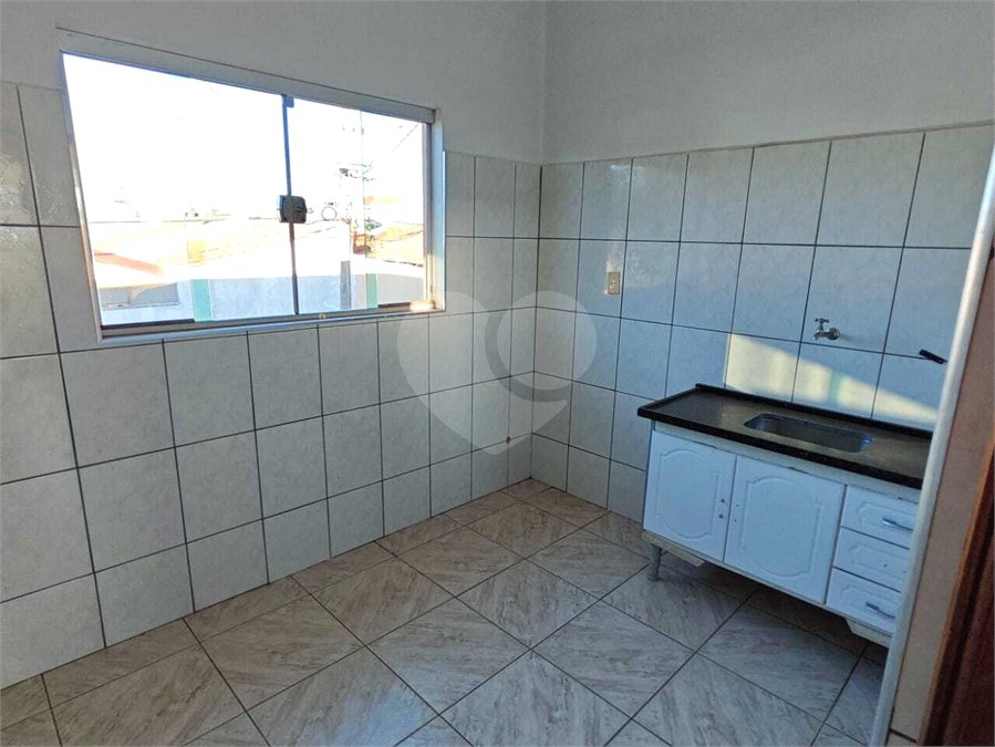 ?Oportunidade Única em São Carlos: Salão Comercial + Casa Independente nos Fundos – Ideal para Investidores!