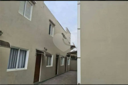 Casa à venda com 2 quartos no condomínio Karolyne, Votorantim - SP
