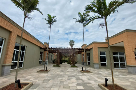 Casa à venda com 4 suítes no condomínio Figueira Garden, Atibaia - SP