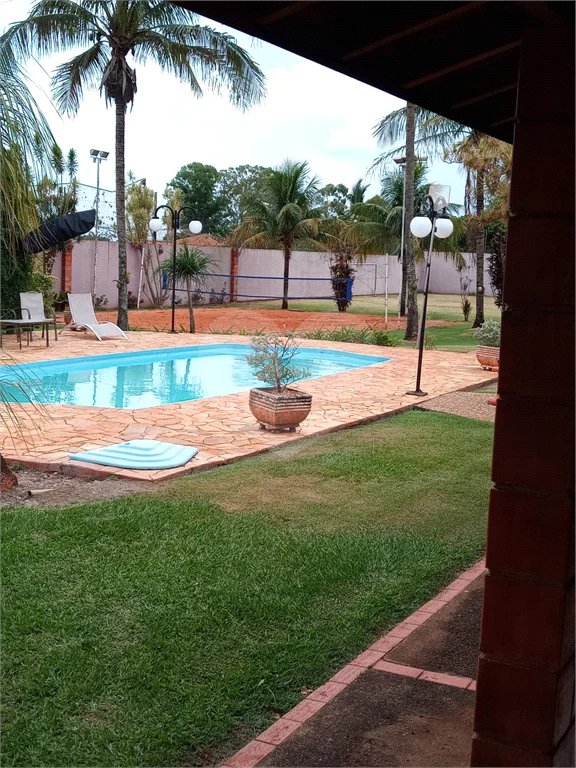 Chácara à venda. Ampla área de lazer. Aceita permuta com apartamento na praia