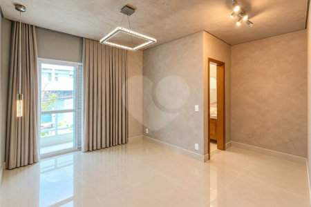 Sobrado geminado com 185 m², 3 suítes, closet, 4 vagas, área gourmet, sótão, energia solar, aquecimento de água e sistema completo de segurança.