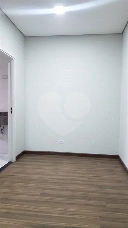Sobrado novo com 3 suítes, 4 vagas, espaço gourmet com churrasqueira, jardim de inverno e acabamento premium. Conforto, modernidade e sofisticação.