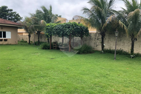 Casa no condomínio Damha I.