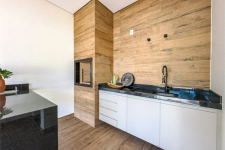Indaiatuba - Condomínio Milano - Sobrado - 350 m² de terreno - 240 m² de área construída - 4 vagas de garagem, sendo 2 cobertas - Salas de estar e jantar integradas - 3 suítes com closet e varanda no pavimento superior - Escritório no térreo - Espaço gourmet com churrasqueira - Banheiro externo