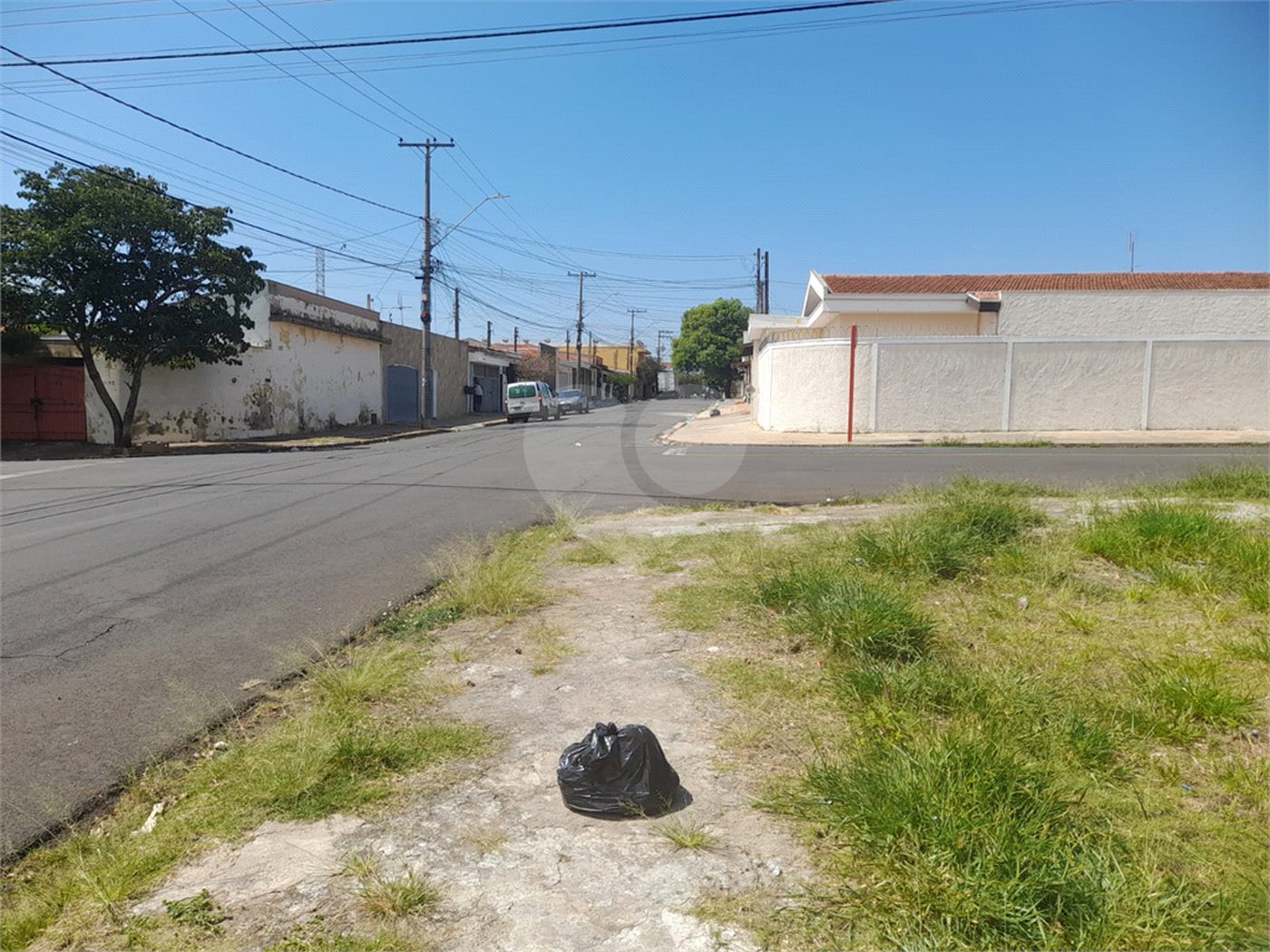 Terreno plano com boa localização no Cruzeiro do Sul .