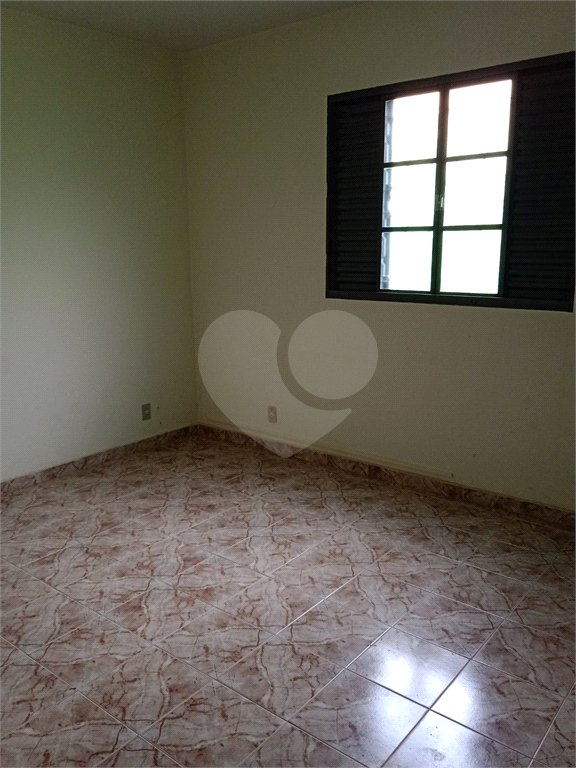 Casa térrea com 3 dormitórios.