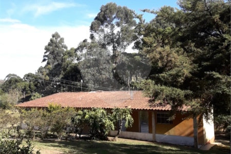 Chácara à venda com 8 quartos, sendo 3 suítes, no Centro, Toledo, MG