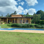 Casa à venda com 4 suítes no condomínio Vale da Santa Fé, Vinhedo - SP