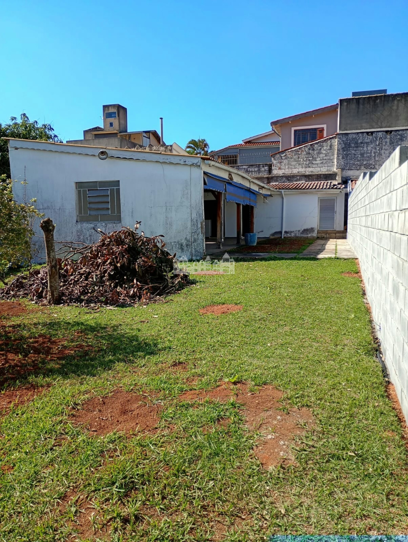 Terreno com benfeitorias à venda perto da Alameda Lucas, Atibaia - SP