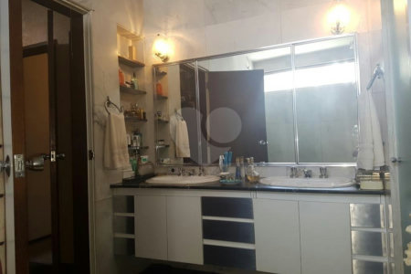 Casa à venda com 7 quartos, sendo 2 suítes, em Brooklin Paulista, São Paulo, SP