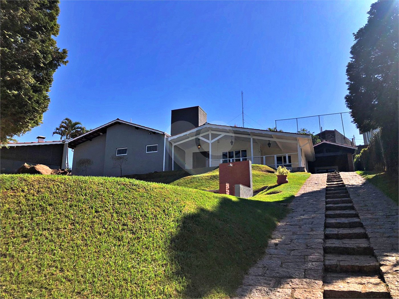 Casa à venda com 4 quartos, sendo 2 suítes, no condomínio Estância Marambaia, Vinhedo - SP