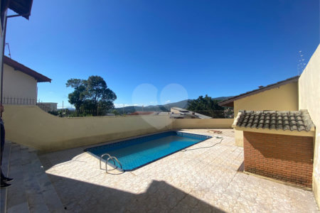 Casa à venda com 4 quartos, sendo 2 suítes,  em Jardim do Lago, Atibaia, SP