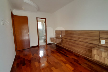Casa à venda com 3 quartos, sendo 1 suíte, no condomínio Residencial Jardins, São Bernardo do Campo - SP