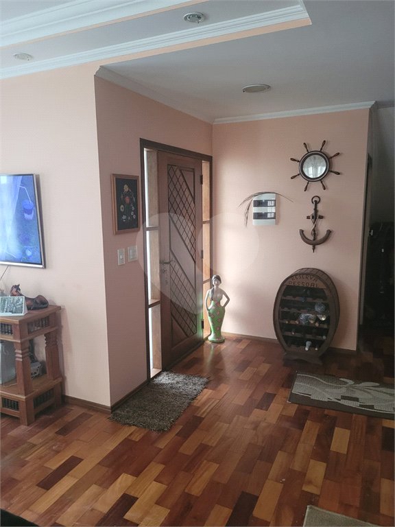 Casa à venda com 4 quartos, sendo 1 suíte, no condomínio Parque Suiça, Caieiras - SP