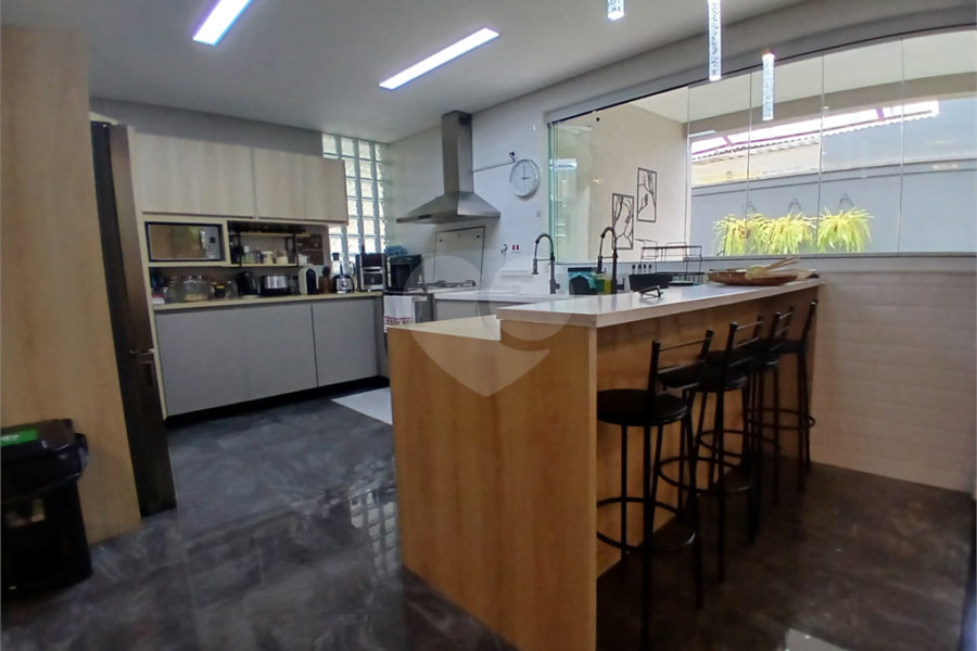 Oportunidade No Alto de Pinheiros Ótimo Sobrado com 352m² de A.C, frente para uma bela Praça.