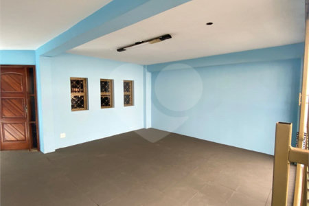 Casa Térrea com 3 dormitórios, sendo 2 suítes.