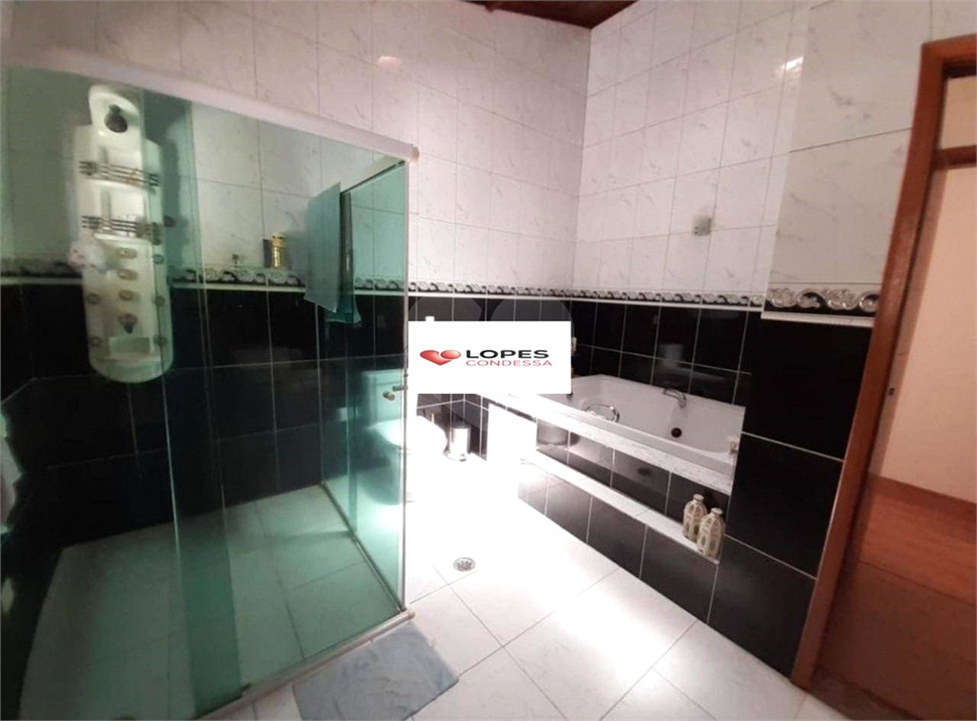 Casa à venda com 3 quartos, sendo 1 suíte, no condomínio Parque Suiça, Caieiras - SP