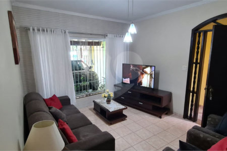 Casa à venda com 3 quartos, sendo 1 suíte,  em Vila Oliveira, Mogi das Cruzes, SP