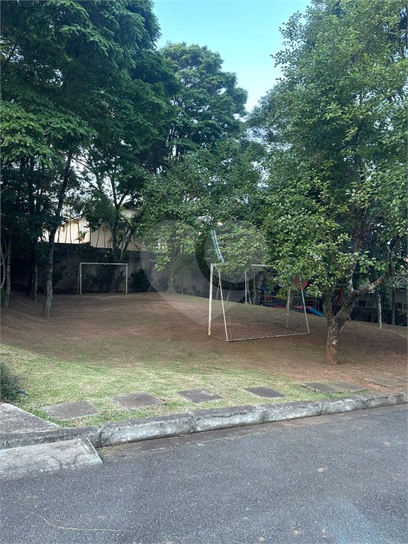 Casa à venda com 4 quartos, sendo 1 suíte,  no condomínio Jardim das Acácias, Cotia - SP