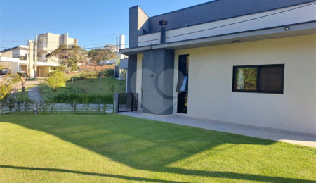 Casa à venda com 4 quartos, sendo 2 suítes,  no condomínio Figueira Garden, Atibaia - SP
