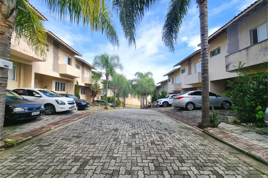Casa à venda com 3 quartos, sendo 1 suíte, no condomínio Village St. Louis, São Paulo - SP