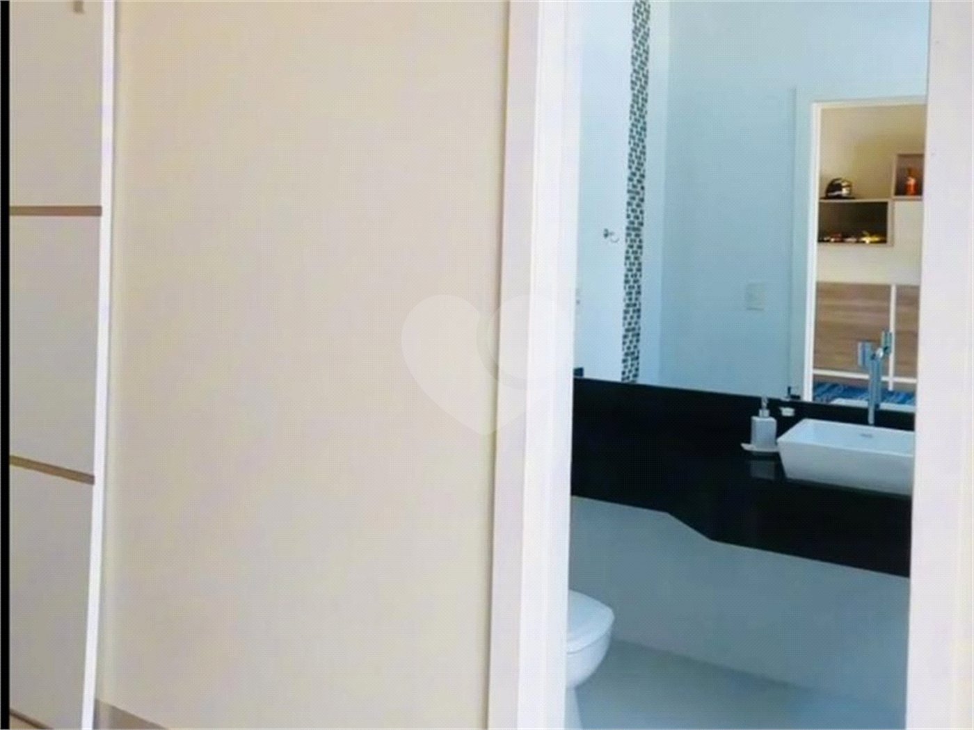 Casa à venda com 4 quartos, sendo 3 suítes, no condomínio Lago da Serra, Araçoiaba da Serra - SP