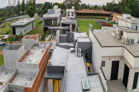 Indaiatuba - Condominio Sapezal - R$ 2.400.000,00 - Área Total 360,00 m² - Área Construída 213,32 m² - TÉRREA - 03 suítes sendo a master com closet; - Escritório; Lavabo; Cozinha com cooktop e planejados; Gourmet com churrasqueira; Ambientes preparados para ar condicionado; Piscina com cascata,