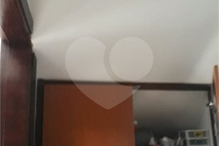 Sobrado com 3 dormitórios, sendo 2 suítes, uma delas master.