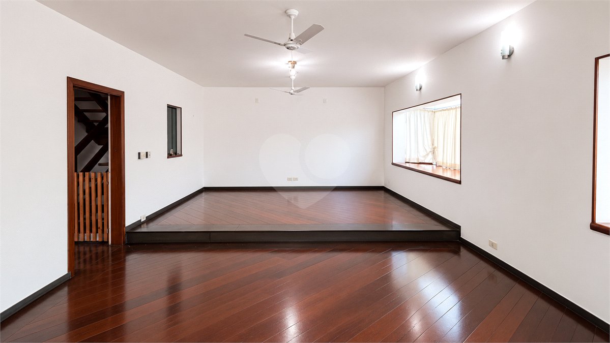 Sobrado à venda com 4 quartos, sendo 2 suítes, em Vila Pires, Santo André, SP