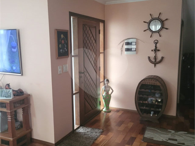 Casa à venda com 4 quartos, sendo 1 suíte,  no condomínio Parque Suiça, Caieiras - SP