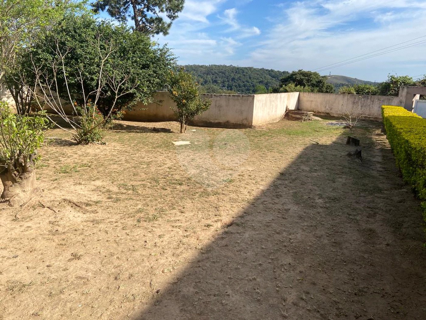 Casa à venda com 5 quartos, sendo 4 suítes, no condomínio Vilarejo Estoril, Mairiporã - SP