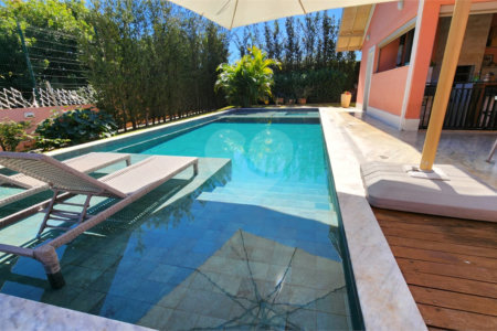 Casa à venda com 4 quartos, sendo 2 suítes, no condomínio Residencial Jardim Primavera, Louveira - SP