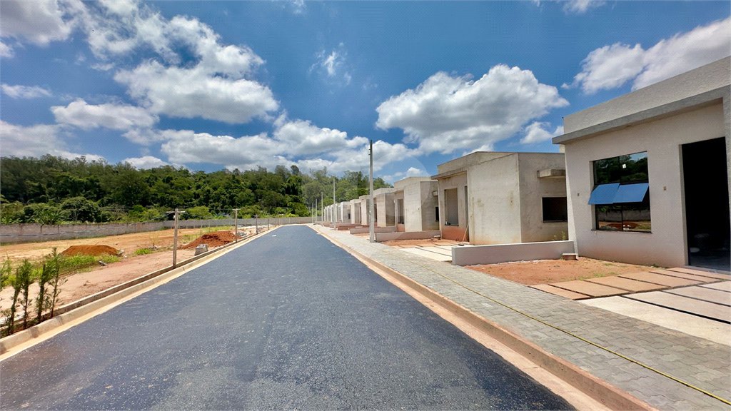 Casa à venda com 3 quartos, sendo 1 suíte, no condomínio Brasil, Atibaia - SP