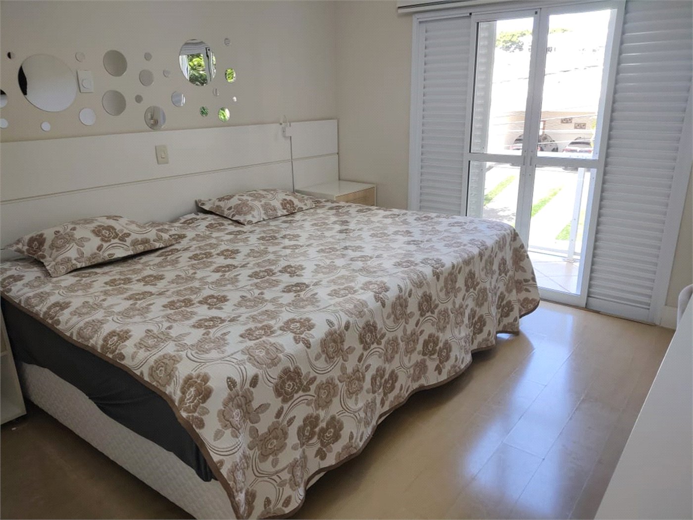 Casa à venda com 4 quartos, sendo 2 suítes, no condomínio Residencial Jardim das Palmeiras, Vinhedo - SP