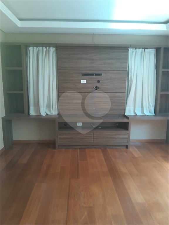 Casa à venda ou para alugar com 4 suítes em Chácaras São Carlos, Cotia, SP