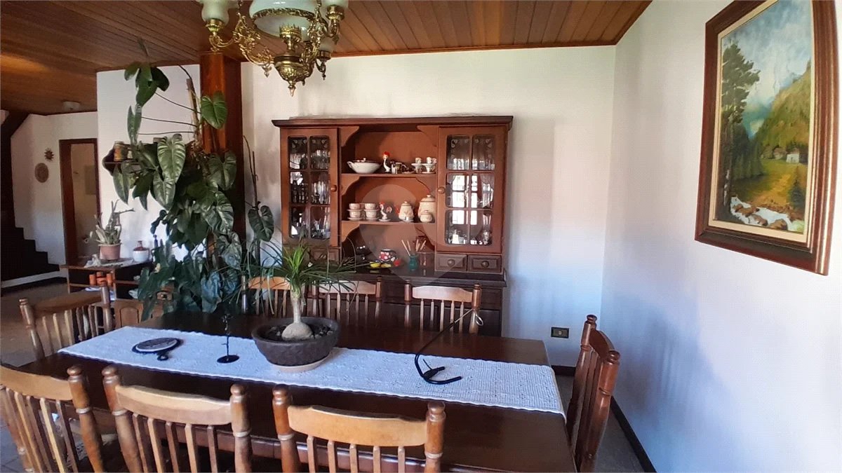 Sobrado à venda com 3 quartos, sendo 1 suíte, em Vila Isabela, Campos do Jordão, SP