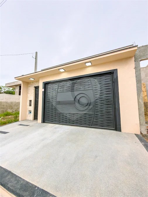 Indaiatuba - Jardim Bom sucesso - Área total: 150m² - Área construída: 115m² - 3 dormitórios sendo 1 suíte com armário planejado;Sala para dois ambientes; Banheiros com box gabinetes e espelhos; Área gourmet com churrasqueira a carvão e móveis planejados; Lavanderia coberta; Ar condicionado na sala