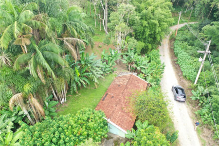 Tapiraí Sp - Sítio Santa Clara - Area de 12,1 ha - composto por casa principal, galpões poço artesiano, ótima área para plantios. Fica localizado a aproximadam. 1 quilômetro da prefeitura. Area preservação permanente- 4,6 ha - Area aproveitável - 4,6 ha - area utilizada rural - 2,5 ha -R$ 750.000,00