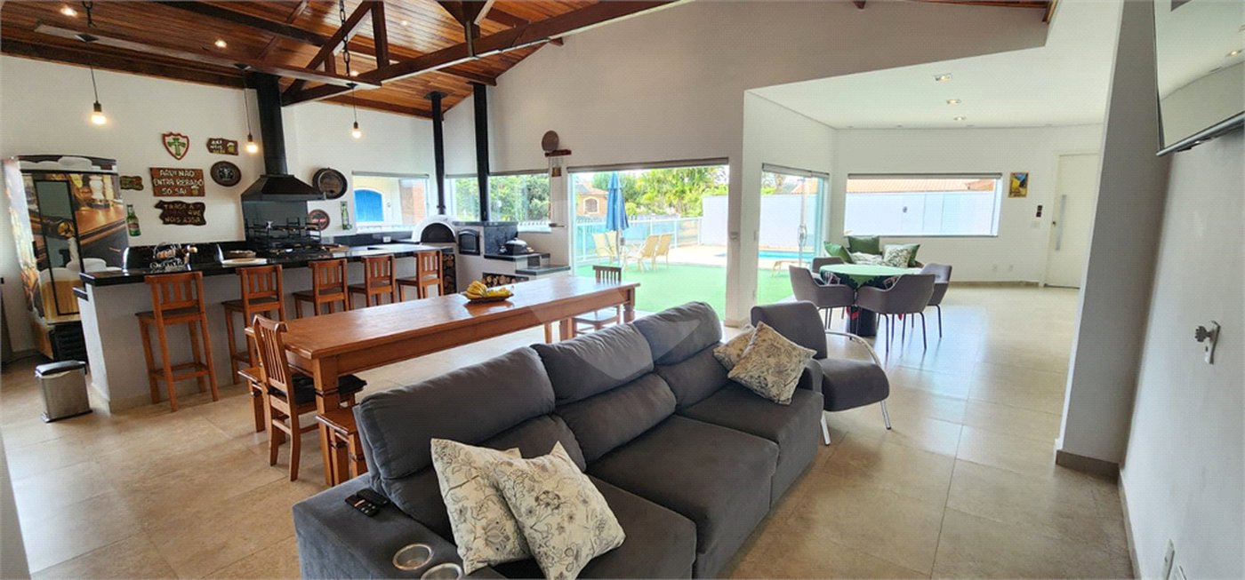 Casa à venda com 4 quartos, sendo 2 suítes, no condomínio Marinas, Bom Jesus dos Perdões - SP