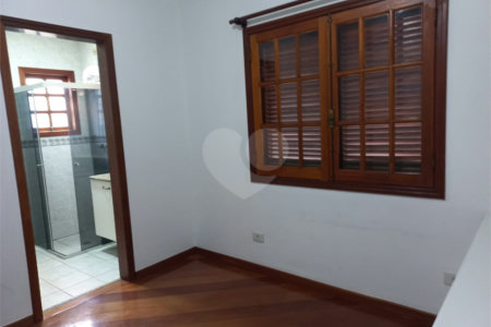 Sobrado à venda com 4 quartos, sendo 3 suítes, em Cidade São Francisco, São Paulo, SP