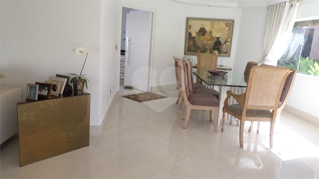 Sobrado à venda com 4 suítes em Recanto Impla, Carapicuíba, SP