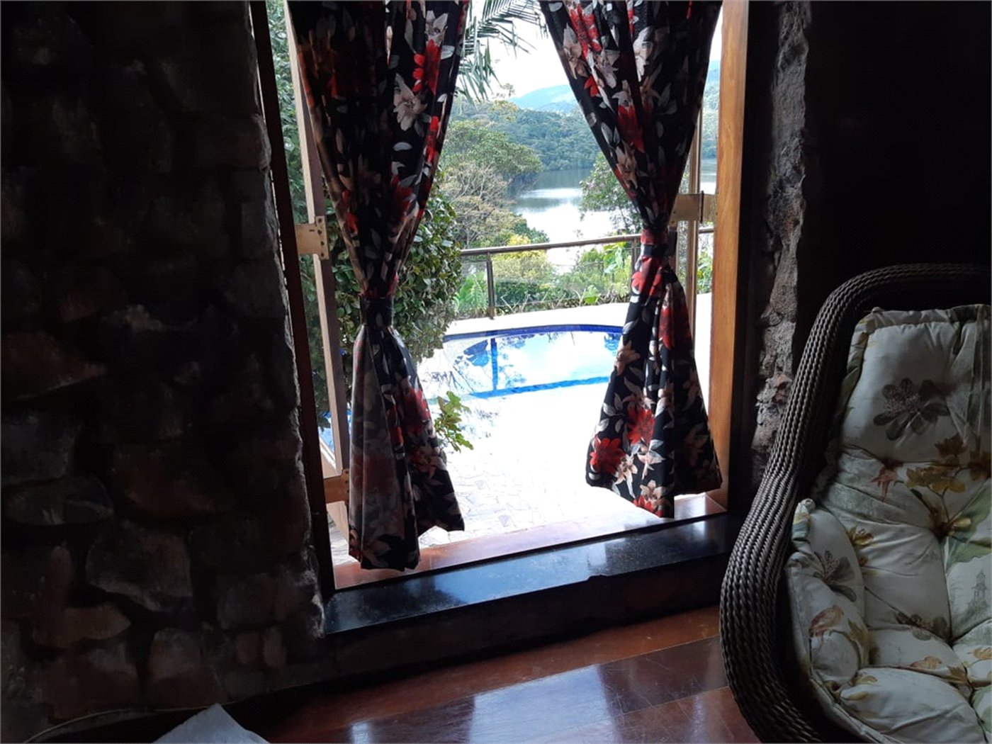 Casa à venda com 4 quartos, sendo 1 suíte, no condomínio Clube da Montanha, Atibaia - SP