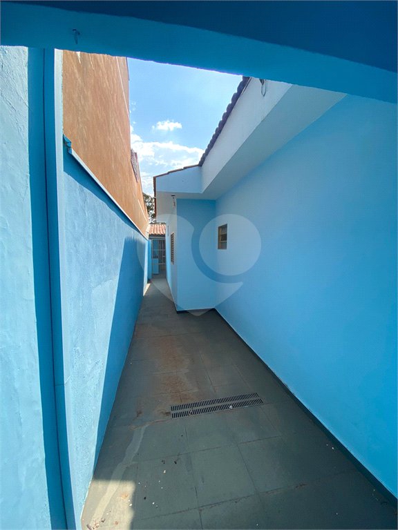 Casa Térrea com 3 dormitórios, sendo 2 suítes.