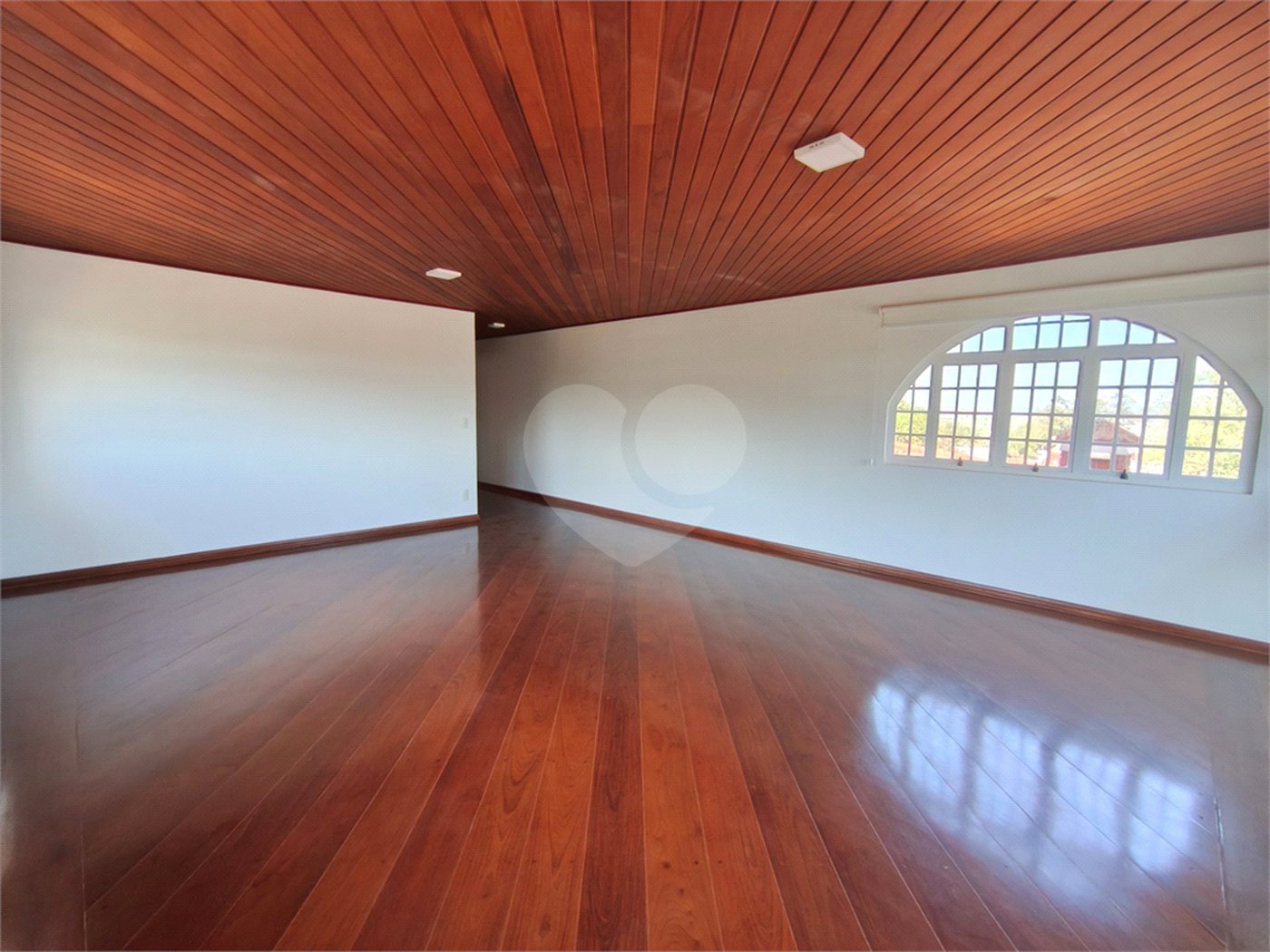 Casa à venda ou para alugar com 3 suítes no condomínio Estância Marambaia, Vinhedo - SP