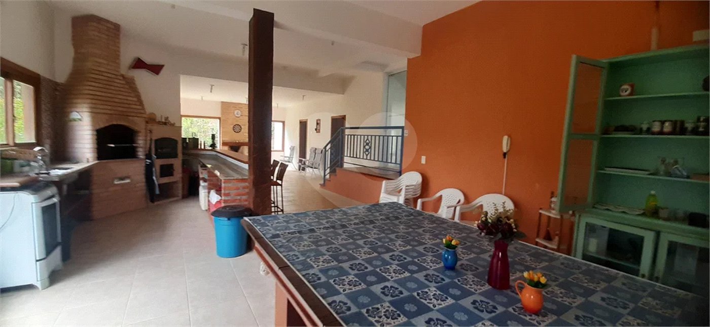 Casa à venda com 5 quartos, sendo 4 suítes, no condomínio Alpes da Cantareira, Mairiporã - SP