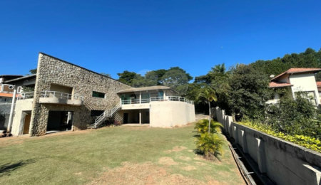 Casa à venda com 5 quartos, sendo 3 suítes, no condomínio Flamboyant, Atibaia - SP