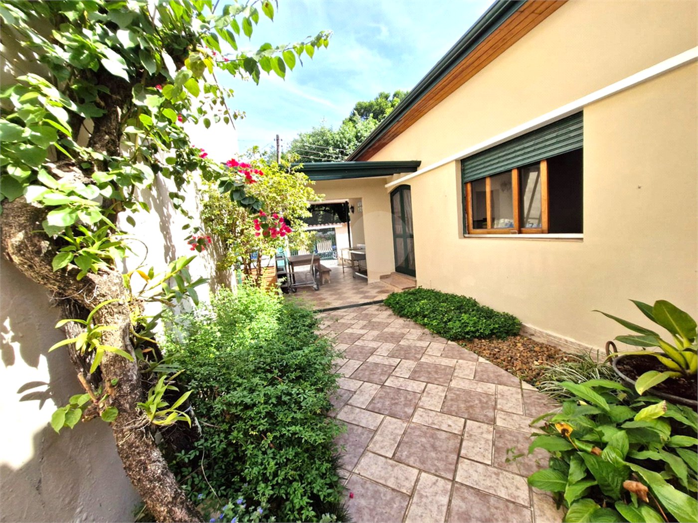 Casa à venda com 4 quartos, sendo 1 suíte,  em Granja Julieta, São Paulo, SP
